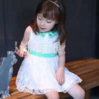 ชุดเดรสเด็กผู้หญิง สีขาว คอปกเขียว ประดับพลอย