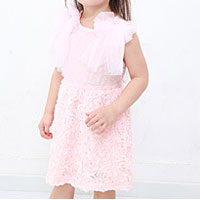 ชุดเดรสเด็กผู้หญิง สีชมพู ติดโบว์ที่ไหล่ กระโปรงลายดอกไม้