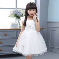 ชุดเดรสสีขาวล้วน ประดับดอกไม้ที่เสื้อ และกระโปรง