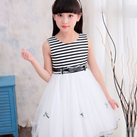 ชุดเดรสแขนกุด ลายขวางสีขาวสลับดำ กระโปรงพองฟูสีขาว