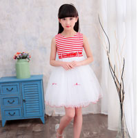 ชุดเดรสแขนกุด ลายขวางสีแดงสลับขาว กระโปรงพองฟูสีขาว