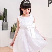 ชุดเดรสสีขาว ลายดอกไม้ ผูกโบว์ที่เอว