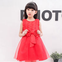 ชุดเดรสสีแดง ช่วงบนลายดอกไม้ ผูกโบว์ที่เอว