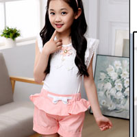 ชุดเซ็ตเด็กผู้หญิง เสื้อสีขาวแขนระบาย กางเกงขาสั้นสีชมพู พร้อมเข็มขัด