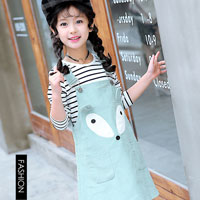 ชุดเอี๊ยมกระโปรงสีเขียวพร้อมเสื้อตัวในลายขวางสีดำสลับขาว