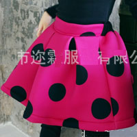 กระโปรงสีชมพู จุดดำ